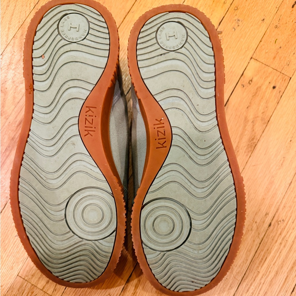 Kizik Brooklyn shoes. Size 7 Women, 5.5 Men - Picture 5 of 5